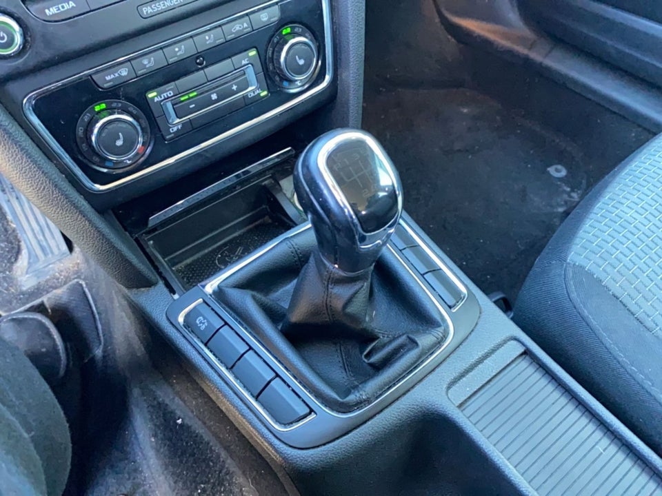 Skoda Superb 2,0 TDi 140 Ambition Combi 5d