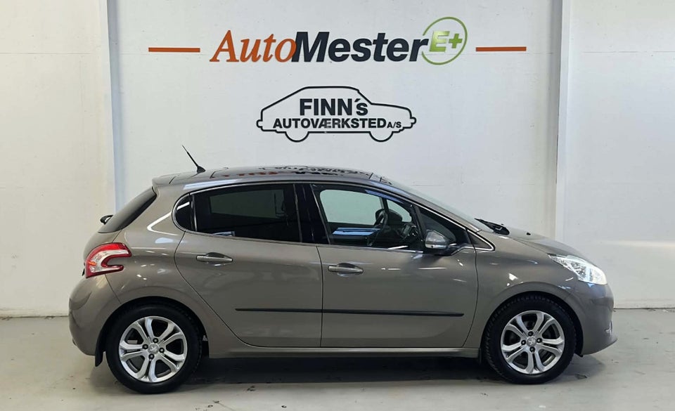 Peugeot 208 1,2 VTi Allure Sky 5d