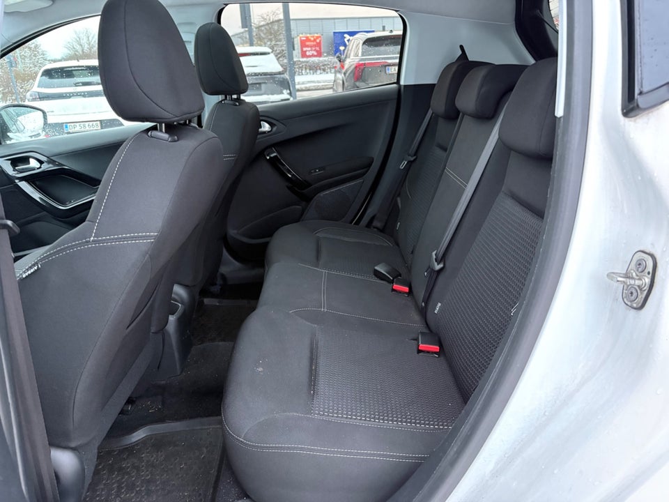 Peugeot 208 1,2 PureTech 82 Allure Sky 5d