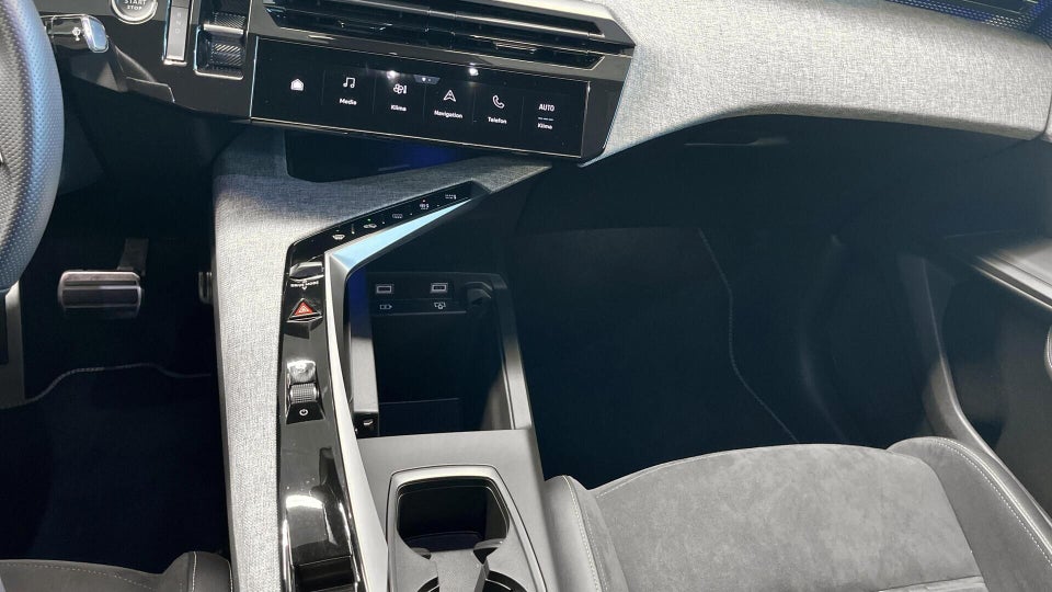 Peugeot e-3008 77 GT 5d