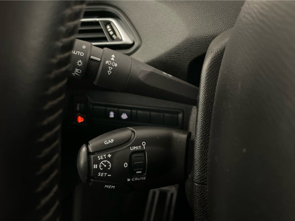 Peugeot 308 1,5 BlueHDi 130 Allure Grand SW 5d