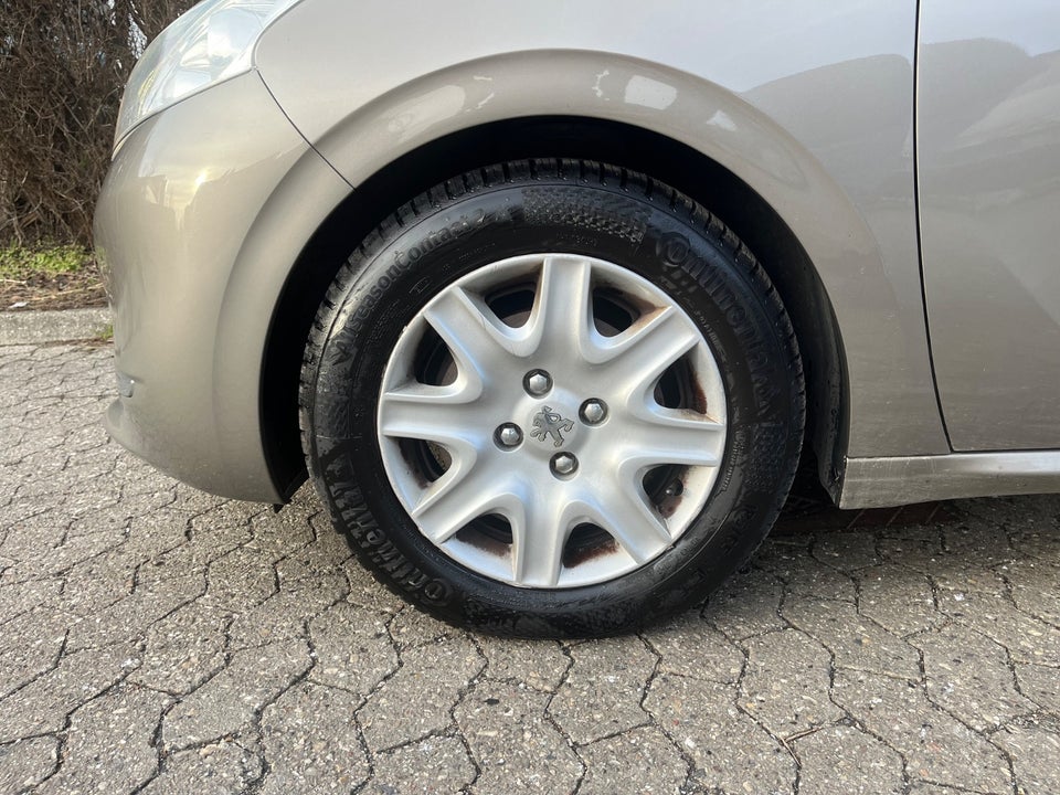 Peugeot 208 1,2 VTi Allure Sky 5d