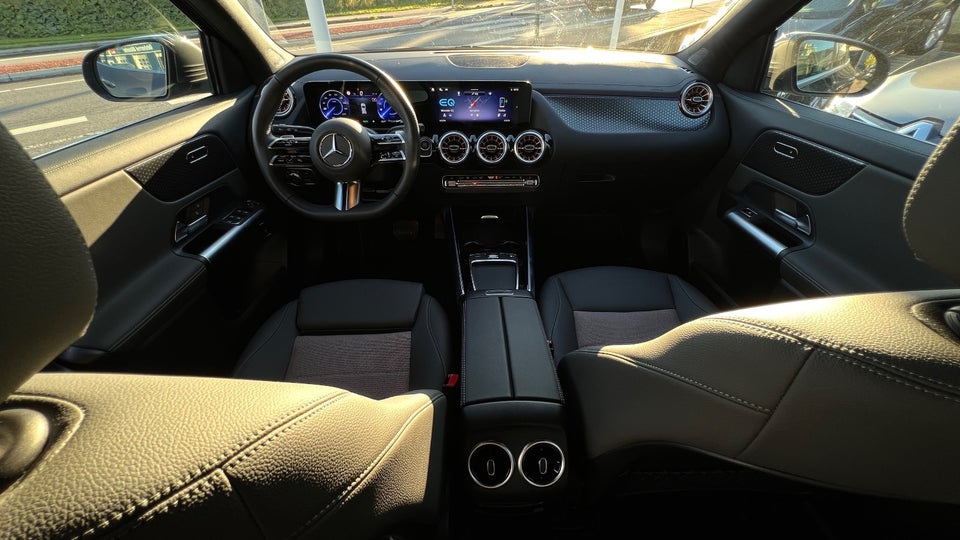 Mercedes EQA300 4Matic 5d