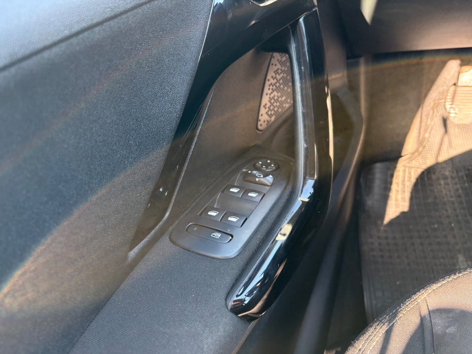 Peugeot 208 1,6 BlueHDi 100 Desire 5d