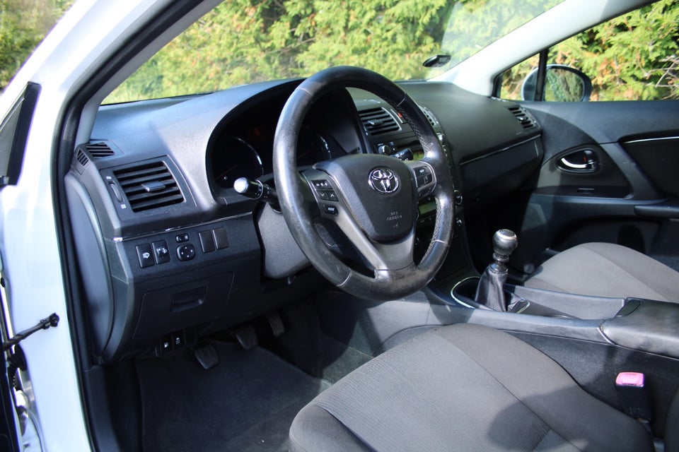 Toyota Avensis 1,6 VVT-i T1 stc. 5d