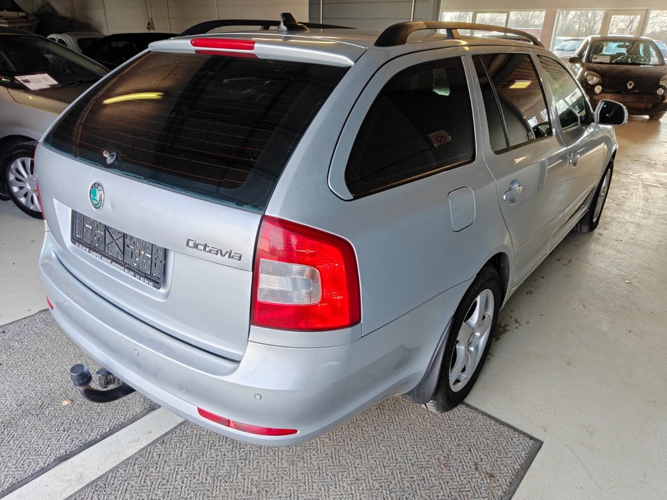 Skoda Octavia 1,6 TDi 105 Elegance Combi 5d