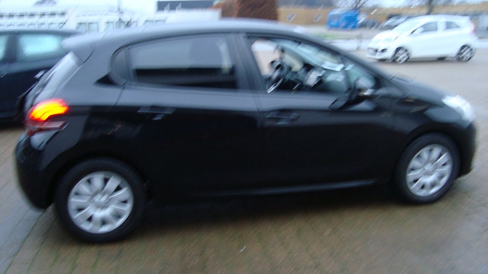 Peugeot 208 1,2 VTi 82 Allure Sky 5d