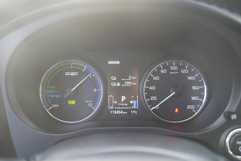 Mitsubishi Outlander 2,4 PHEV Invite CVT 4WD 5d