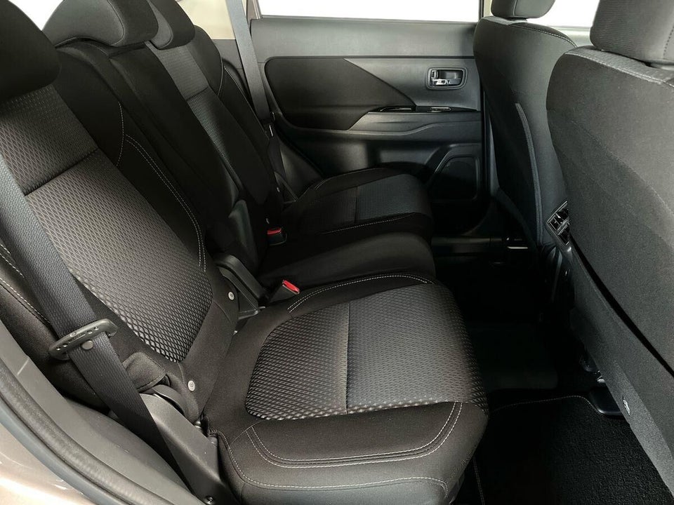 Mitsubishi Outlander 2,4 PHEV Invite CVT 4WD 5d