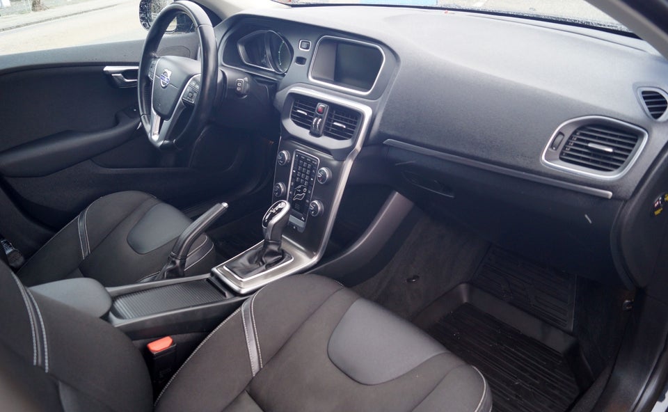 Volvo V40 1,6 D2 115 Momentum aut. 5d