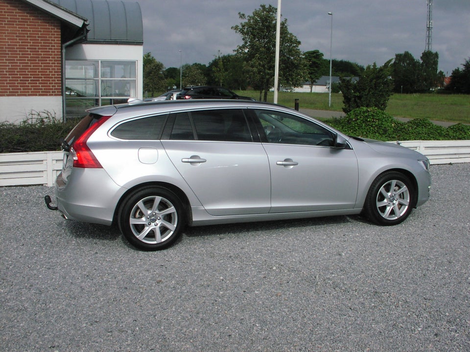 Volvo V60 2,4 D5 215 Momentum aut. 5d