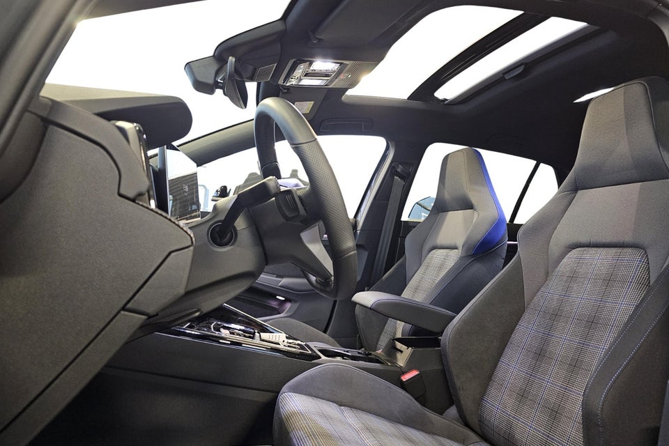 VW Golf VIII 1,5 GTE DSG 5d