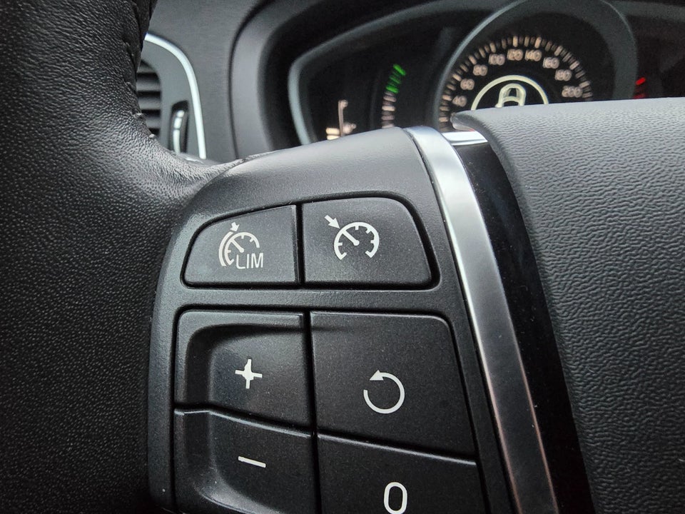 Volvo V40 2,0 D2 120 Momentum 5d