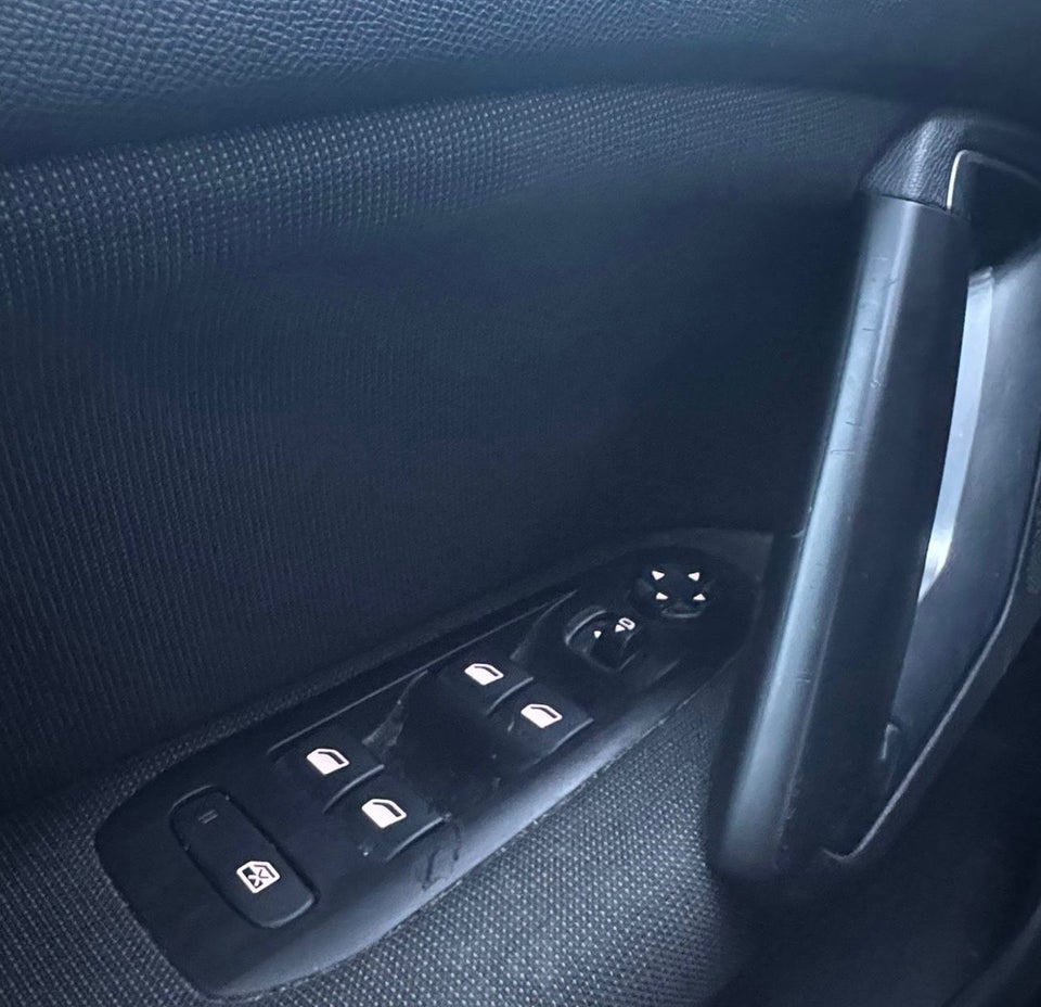 Peugeot 308 1,2 e-THP 130 Allure Sky 5d