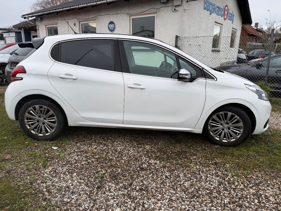 Peugeot 208 1,5 BlueHDi 100 Allure Sky 5d