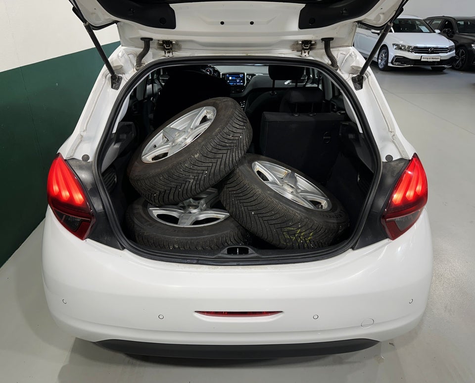 Peugeot 208 1,6 BlueHDi 100 Allure Sky 5d