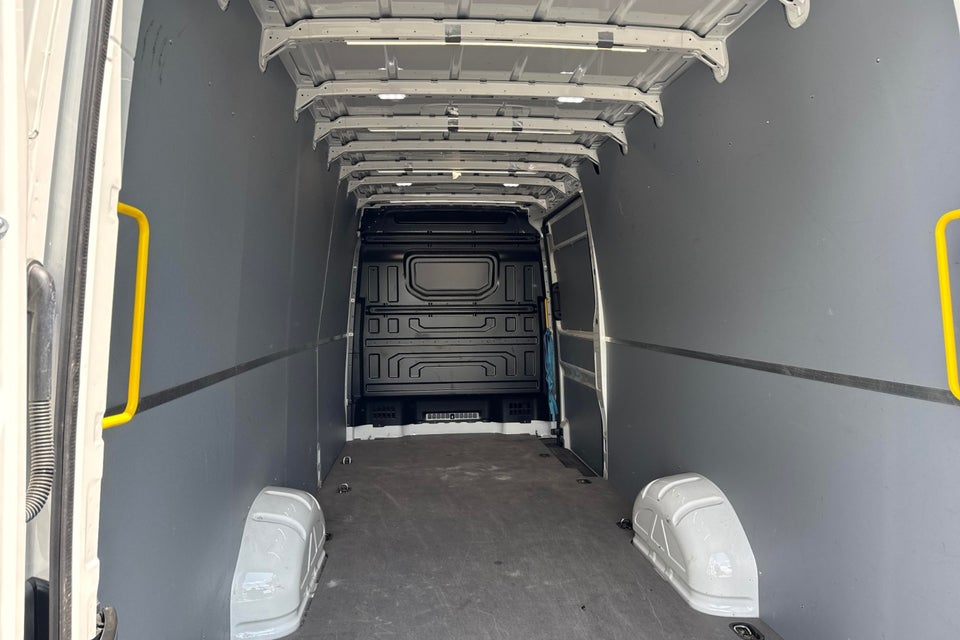 VW Crafter 35 2,0 TDi 177 Kassevogn L5H3 aut.