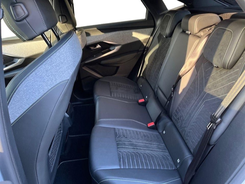 Peugeot e-3008 77 GT 5d