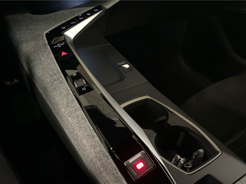 Peugeot e-3008 77 GT Pack 5d