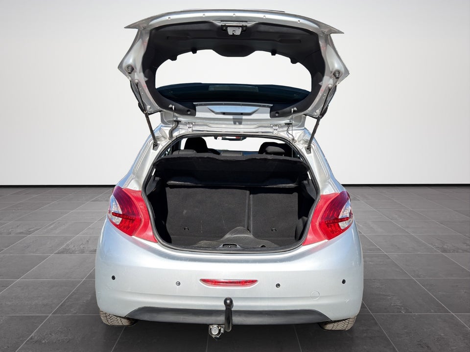 Peugeot 208 1,2 VTi Allure Sky 5d