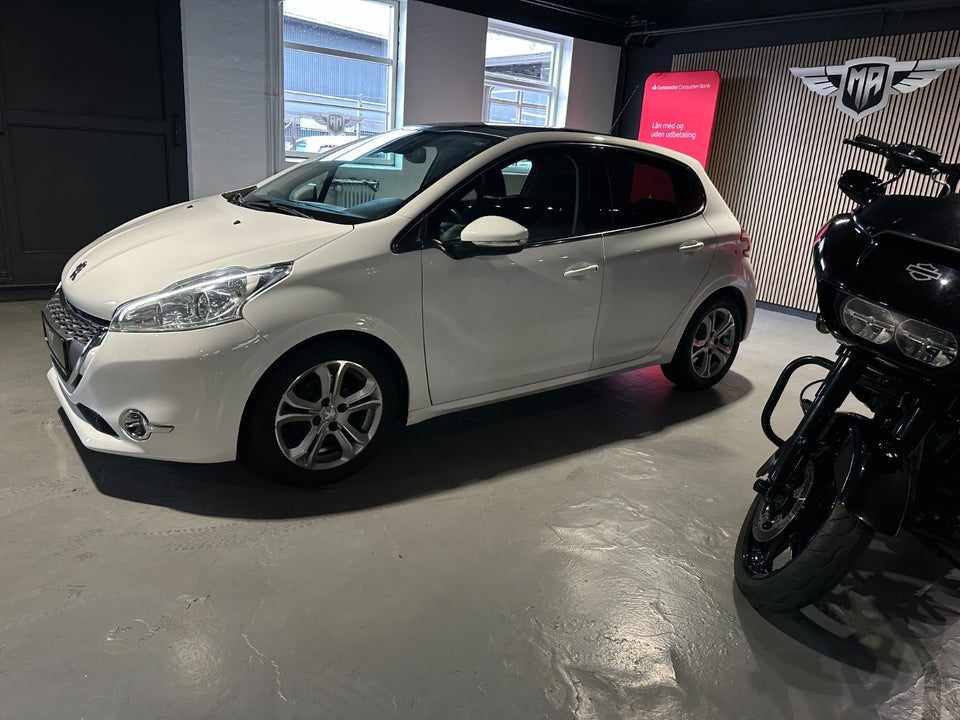 Peugeot 208 1,2 VTi Allure Sky 5d