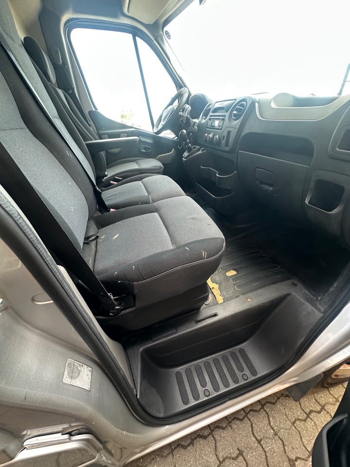 Nissan NV400 2,3 dCi 125 L2H2 Van 5d