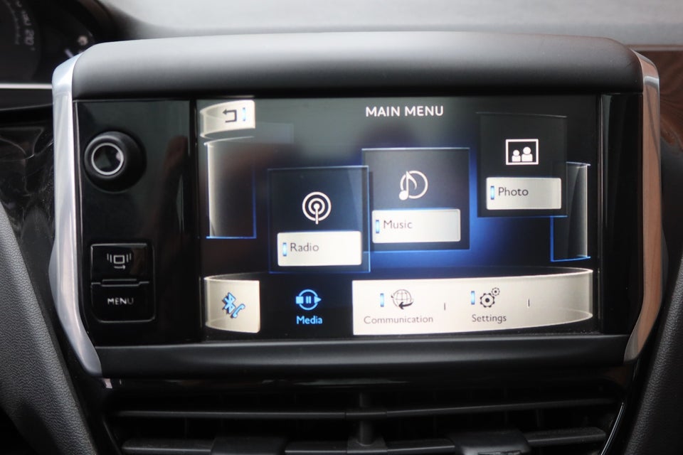 Peugeot 208 1,2 VTi Allure Sky 5d