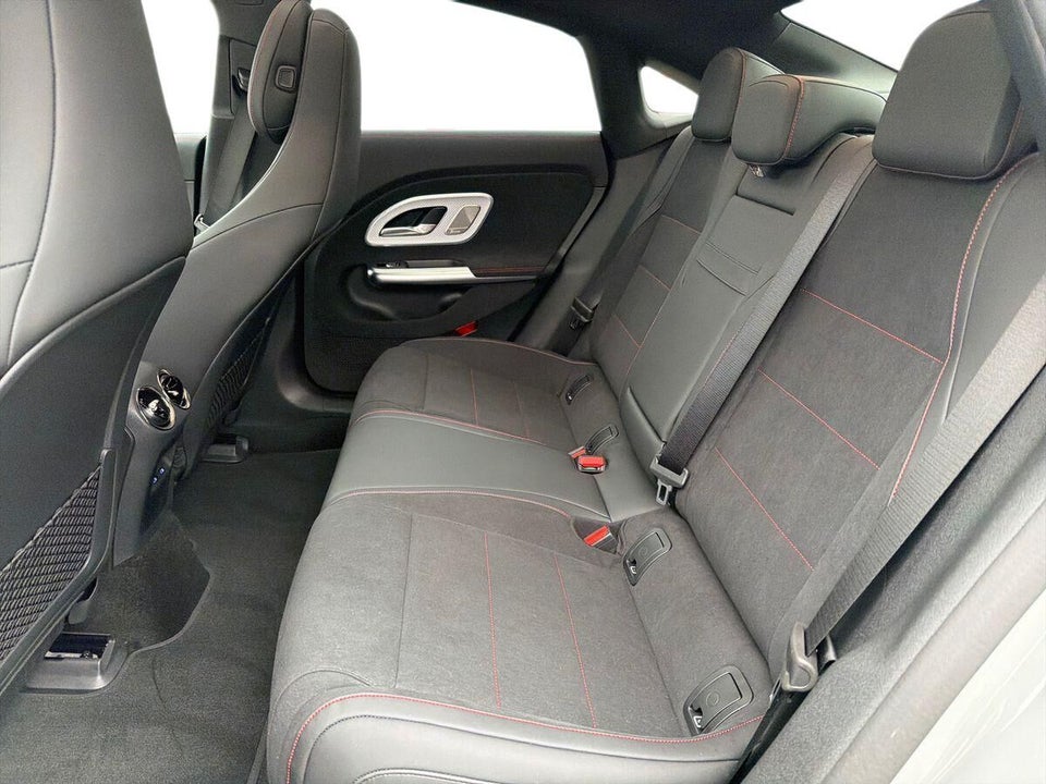Mercedes CLA350 EQ 4Matic 4d