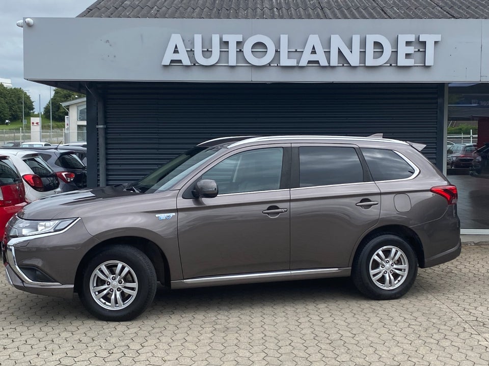 Mitsubishi Outlander 2,4 PHEV Invite+ CVT 4WD 5d