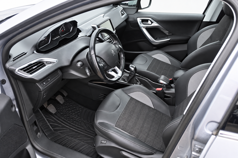 Peugeot 2008 1,2 e-THP 110 Allure Sky 5d