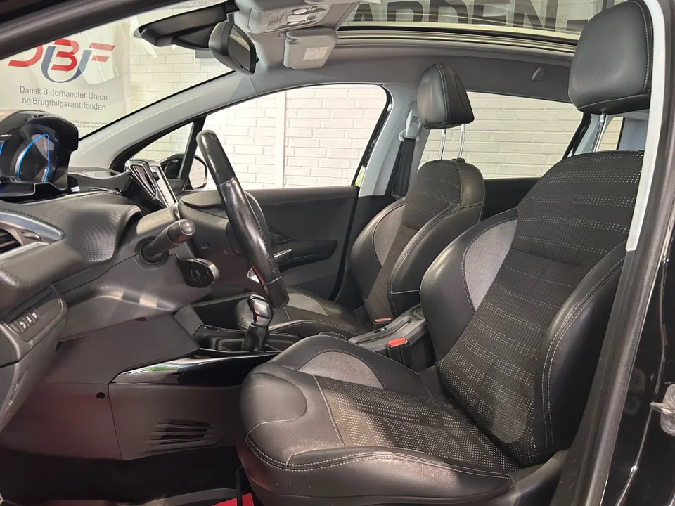 Peugeot 2008 1,2 e-THP 110 Allure Sky 5d