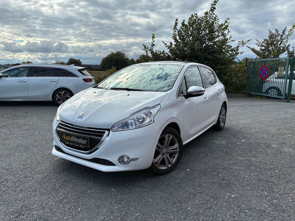 Peugeot 208 1,2 VTi Allure Sky 5d