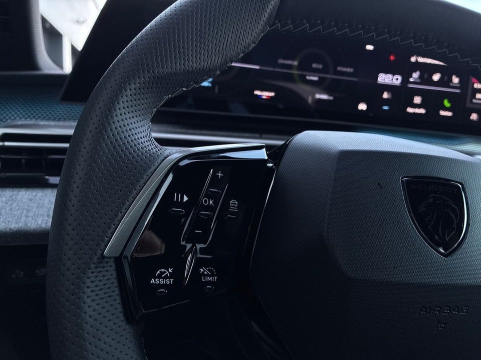 Peugeot e-3008 77 GT Pack 5d