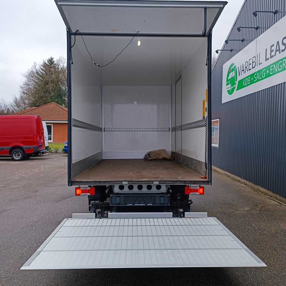 Iveco Daily 3,0 35S18 Box m/lift AG8 2d