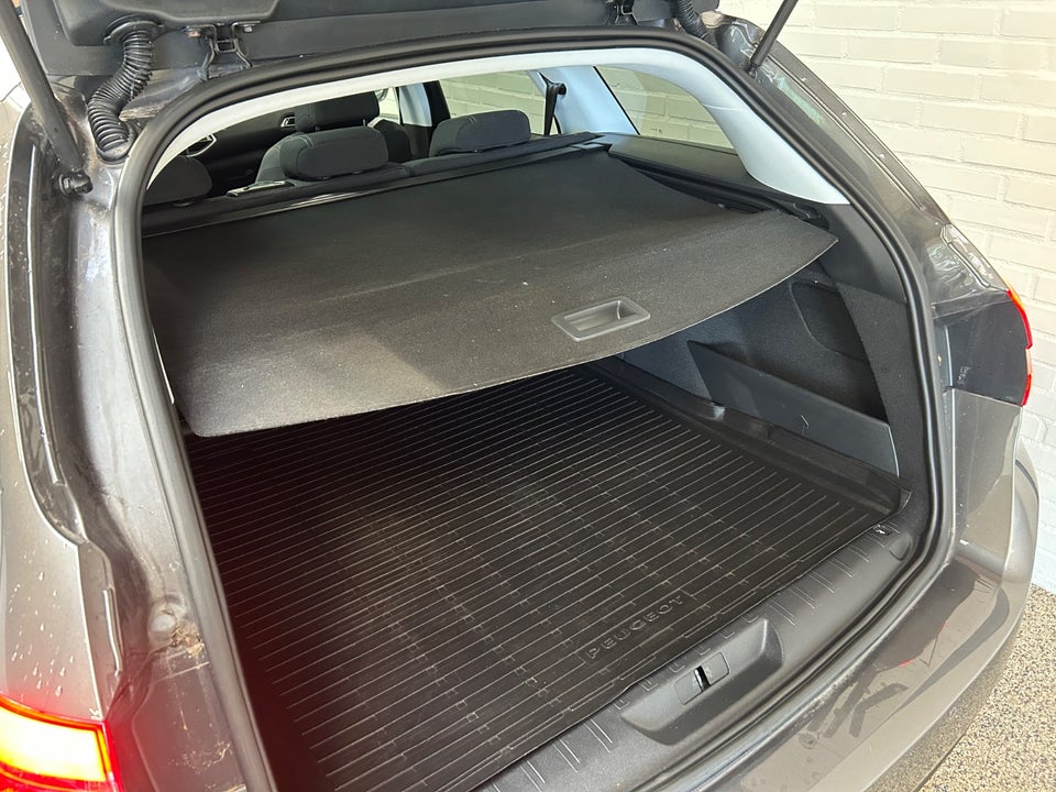 Peugeot 308 1,5 BlueHDi 130 Selection Sky SW EAT6 5d