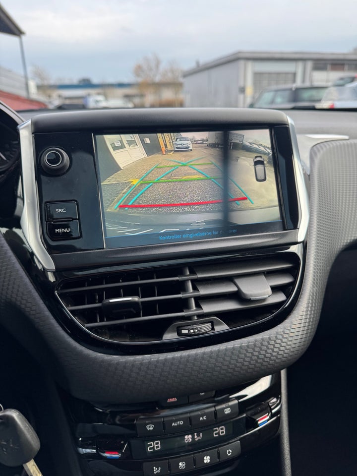 Peugeot 208 1,2 PureTech 82 Allure Sky 5d