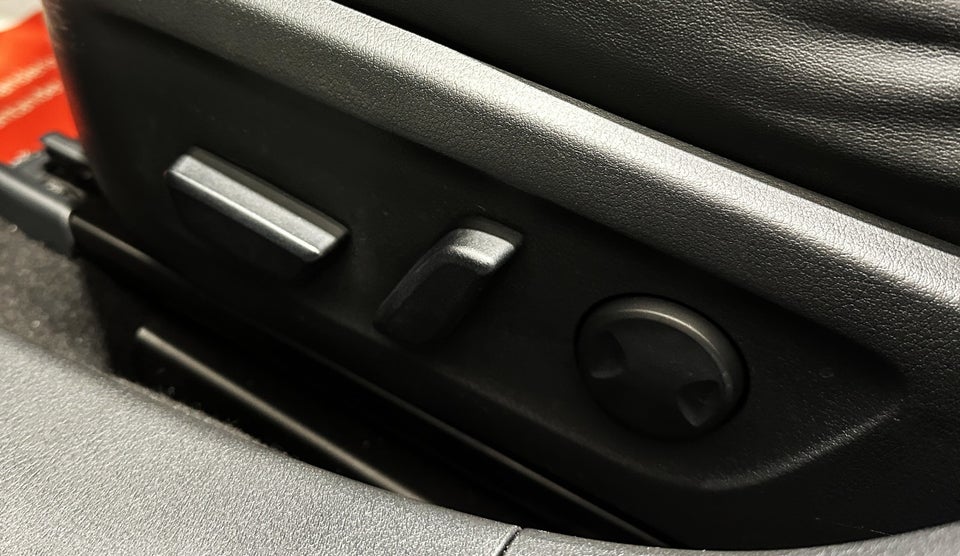 Mazda 3 2,0 SkyActiv-X 180 Cosmo Tech aut. AWD 5d