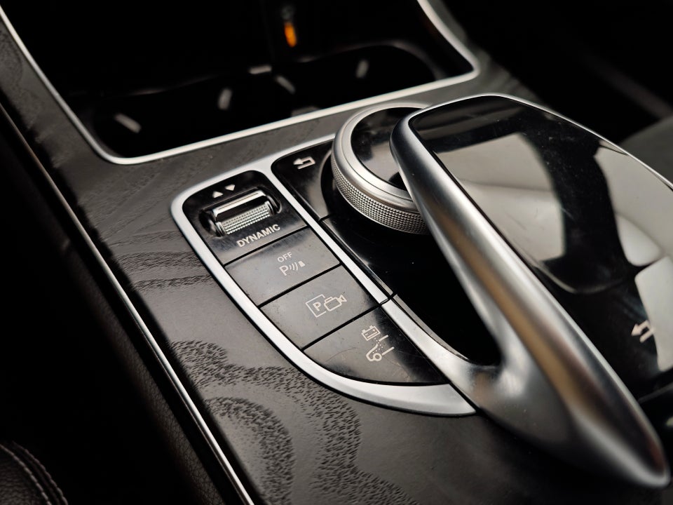 Mercedes C300 de 2,0 AMG Line stc. aut. 5d