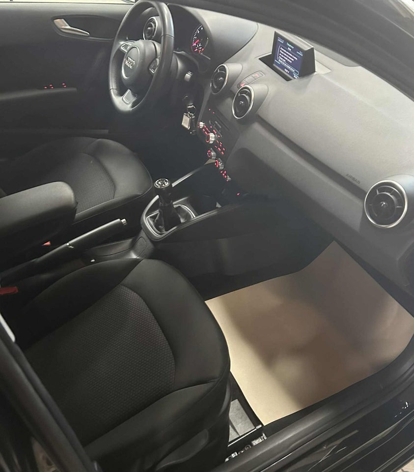 Audi A1 1,4 TFSi 122 Attraction Sportback 5d