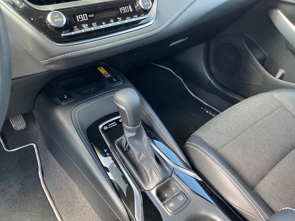 Toyota Corolla 1,8 Hybrid Style Touring Sports e-CVT 5d