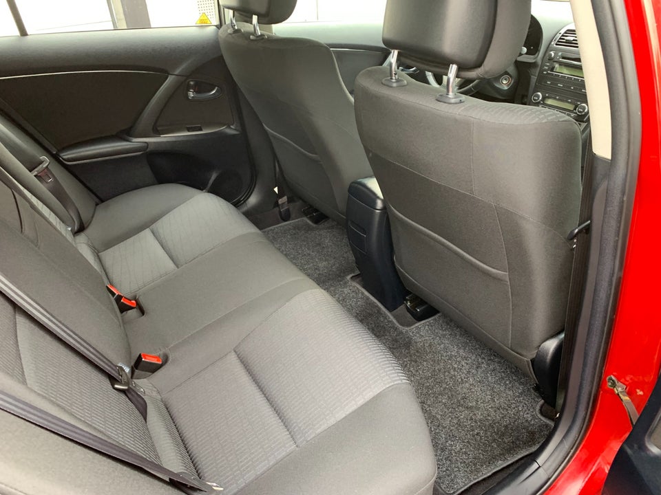 Toyota Avensis 2,0 D-4D T2 stc. 5d
