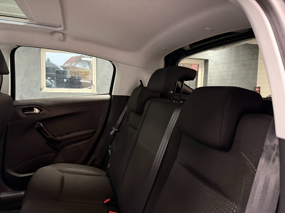 Peugeot 208 1,2 PureTech 82 Allure Sky 5d