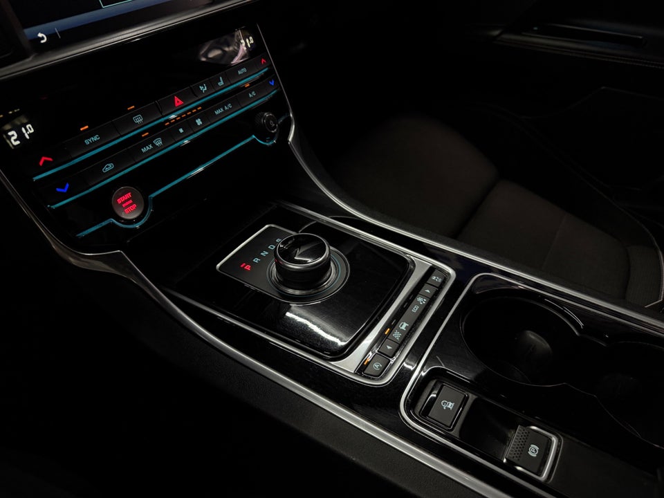 Jaguar XE 2,0 D180 R-Sport aut. 4d