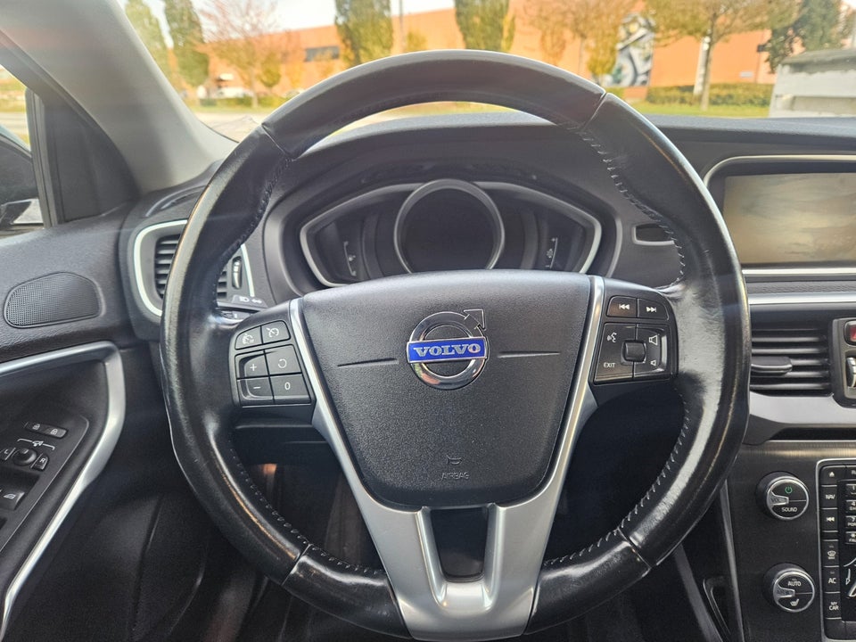 Volvo V40 1,6 D2 115 Momentum Drive-E 5d