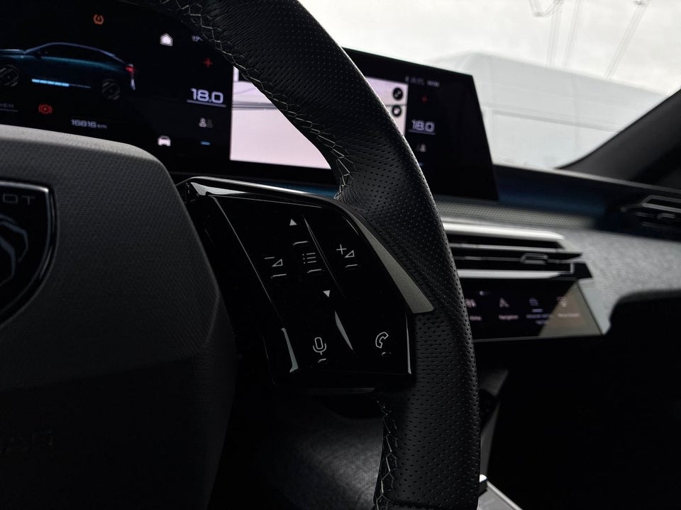Peugeot e-3008 77 GT 5d