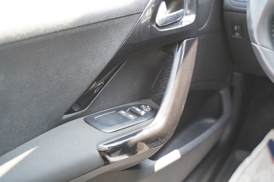 Peugeot 208 1,2 VTi 82 Supreme Sky 5d
