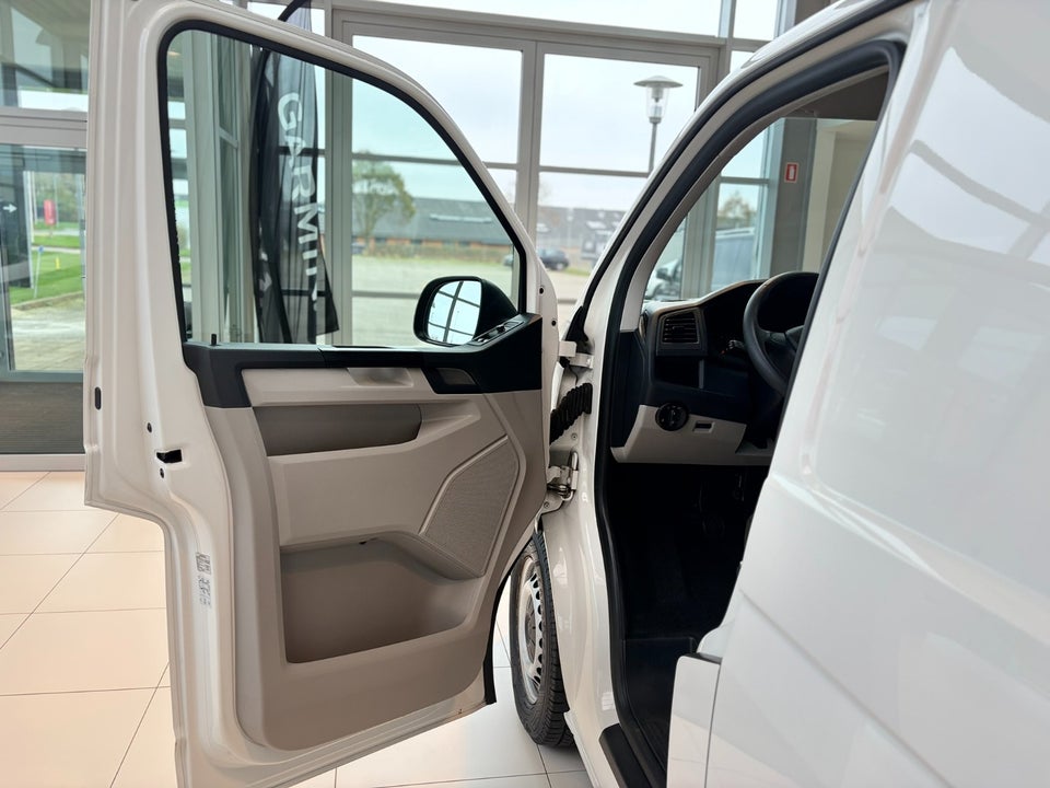 VW Transporter 2,0 TDi 102 Kassevogn kort