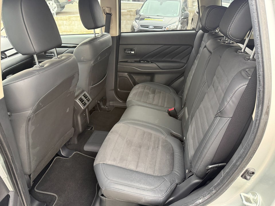 Mitsubishi Outlander 2,4 PHEV Invite CVT 4WD 5d