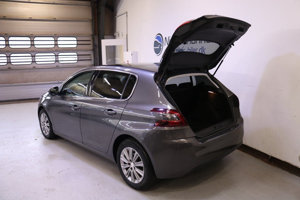 Peugeot 308 1,5 BlueHDi 130 Selection Sky 5d