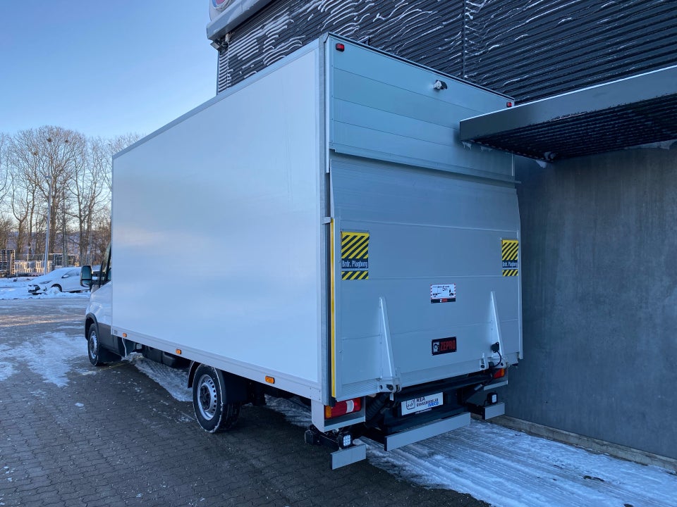 Iveco Daily 3,0 35S18 Box m/lift AG8 2d